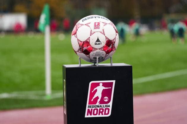 Deutschland: Fussball Regionalliga Nord Saison 2025 26, 18. Spieltag - SV Werder Bremen II U23 vs FSV Schöningen - Weserstadion Platz 11: Spielball Copyright: xLeonxFrickx