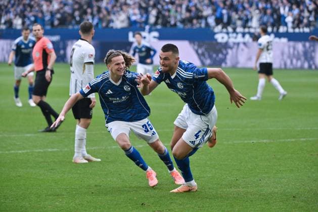 Jubel 1:0 Hasan Kurucay (FC Schalke 04), Hasan Kurucay, Mika Tom Wallentowitz (FC Schalke 04), v.re. 08.11.2025, Fussball 2. Bundesliga, Saison 2025 2026, 12. Spieltag, FC Schalke 04 - SV Elversberg DFL regulations prohibit any use of photographs as image sequences and or quasi-video Gelsenkirchen Veltins Arena Nordrhein Westfalen Deutschland