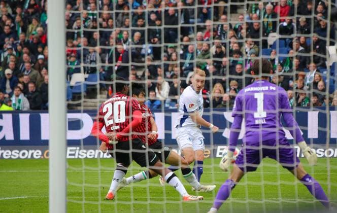 Deutschland: Fussball 2.Bundesliga 2025 26, 12. Spieltag - Hannover 96 vs SV Darmstadt 98 - Heinz von Heiden Arena Stadion (Hannover): Fabian Holland (SV Darmstadt 98, 32) Ime Okon (Hannover 96, 20) Nahuel Noll (Hannover 96, 1) Hannover