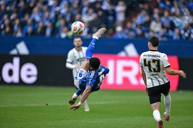 08.11.2025, Fussball, 2. Bundesliga, Saison 2025 2026, 12. Spieltag, FC Schalke 04 - SV Elversberg, Fallrückzieher Moussa Sylla (FC Schalke 04) xRHR-FOTO YYx Copyright: KROEGER RHR-FOTOx RHR-FOTO YY