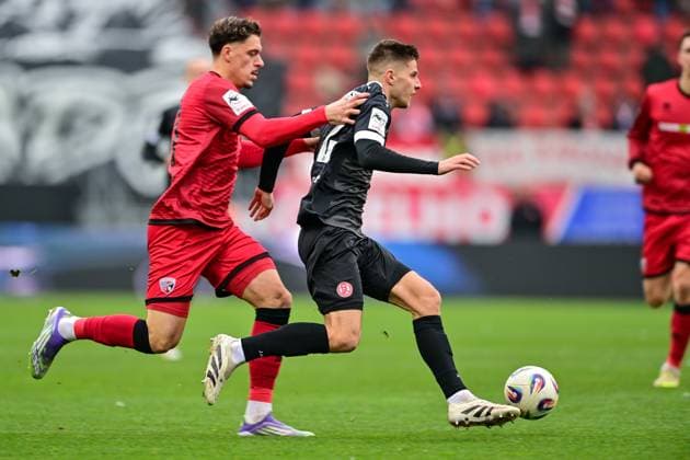 v.li.: Dennis Kaygin (FC Ingolstadt, 10) Michael Kostka (Essen, 2) im Zweikampf, Duell, duel, tackle, Dynamik, Action, Aktion, 08.11.2025, Ingolstadt (Deutschland), Fussball, 3. Liga, FC Ingolstadt 04 - Rot-Weiss Essen, DFB DFL REGULATIONS PROHIBIT ANY USE OF PHOTOGRAPHS AS IMAGE SEQUENCES AND OR QUASI-VIDEO.