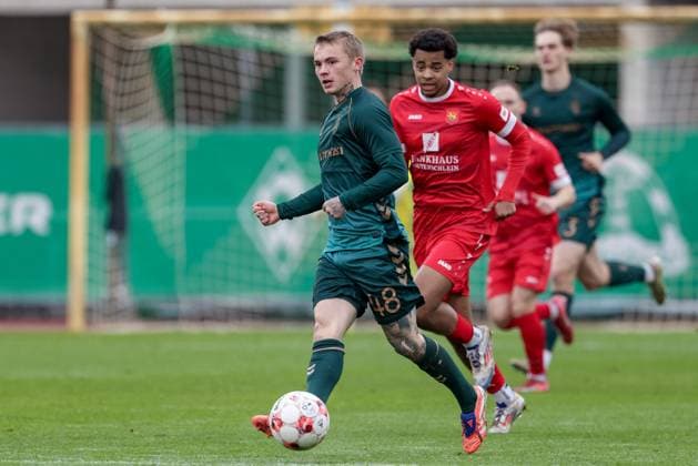Isak Hansen-Aaroen (Aaröen, SV Werder Bremen II, 48) am Ball, Einzelbild, Ganzkörper, Aktion, Action, Spielszene, 08.11.2025, Bremen (Deutschland), Fussball, Regionalliga Nord, SV Werder Bremen II - FSV Schöningen