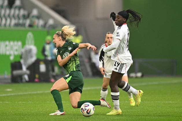 Fußball I Frauen I Saison 2025-2026 I Bundesliga I 10. Spieltag I VfL Wolfsburg - Eintracht Frankfurt I 08.11.2025 Zweikampf Lena Lattwein (8, VfL Wolfsburg) gegen Etonam Nicole Anyomi (19, Eintracht Frankfurt) Wolfsburg Volkswagen Arena Niedersachsen Deutschland Copyright: xLobeca InesxHähnelx