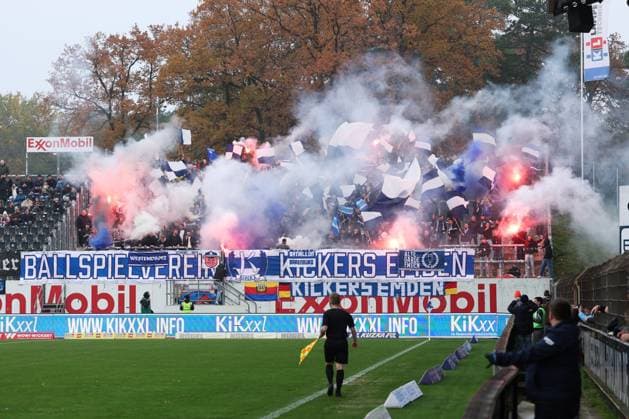 08.11.2025, Fussball, Herren, Regionalliga Nord, 18. Spieltag, SV Meppen - BSV Kickers Emden Fanblock Emden Pyrotechnik