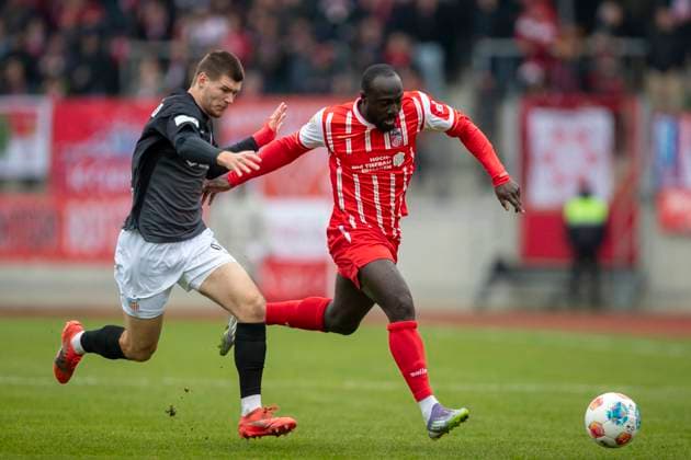 GER, Erfurt, Fußball, Regionalliga Nordost, 15. Spieltag, FC Rot-Weiss Erfurt vs. FSV Zwickau im Bild v.l.: Raphael Assibey-Mensah (FC Rot-Weiß Erfurt 07), zweikampf 08.11.2025, Steigerwaldstadion Erfurt DFB REGULATIONS PROHIBIT ANY USE OF PHOTOGRAPHS AS IMAGE SEQUENCES AND OR QUASI-VIDEO, Copyright: HMBxMedia PaulxFritz