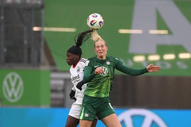 VfL - Frankfurt, BL Frauen Wolfsburg, 08.11.2025, FUßBALL - VfL Wolfsburg vs. Eintracht Frankfurt, Google Pixel Frauen-Bundesliga, Saison 2025 26. Nicole Anyomi (Eintracht Frankfurt), Camilla Küver (VfL Wolfsburg) Wolfsburg