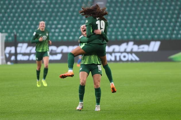 VfL - Frankfurt, BL Frauen Wolfsburg, 08.11.2025, FUßBALL - VfL Wolfsburg vs. Eintracht Frankfurt, Google Pixel Frauen-Bundesliga, Saison 2025 26. Kessya Bussy (VfL Wolfsburg) jubelt mit Janou Levels (VfL Wolfsburg) nach ihrem Tor zum 1:0 Wolfsburg