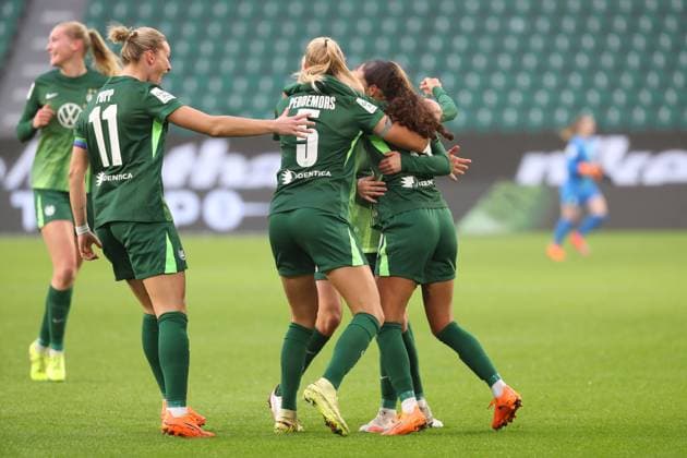 VfL - Frankfurt, BL Frauen Wolfsburg, 08.11.2025, FUßBALL - VfL Wolfsburg vs. Eintracht Frankfurt, Google Pixel Frauen-Bundesliga, Saison 2025 26. Kessya Bussy (VfL Wolfsburg) jubelt mit der Mannschaft nach ihrem Tor zum 1:0 Wolfsburg