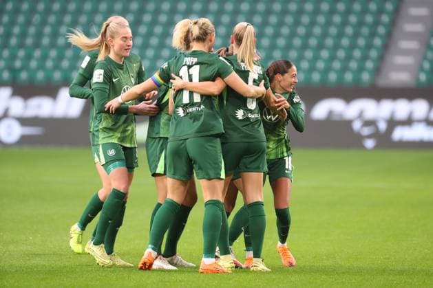 VfL - Frankfurt, BL Frauen Wolfsburg, 08.11.2025, FUßBALL - VfL Wolfsburg vs. Eintracht Frankfurt, Google Pixel Frauen-Bundesliga, Saison 2025 26. Kessya Bussy (VfL Wolfsburg) jubelt mit der Mannschaft nach ihrem Tor zum 1:0 Wolfsburg