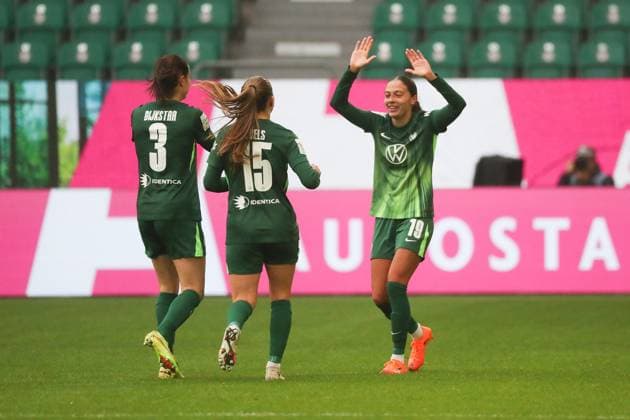 VfL - Frankfurt, BL Frauen Wolfsburg, 08.11.2025, FUßBALL - VfL Wolfsburg vs. Eintracht Frankfurt, Google Pixel Frauen-Bundesliga, Saison 2025 26. Kessya Bussy (VfL Wolfsburg) jubelt mit der Mannschaft nach ihrem Tor zum 1:0 Wolfsburg