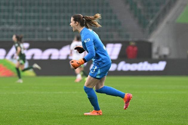 Fußball I Frauen I Saison 2025-2026 I Bundesliga I 10. Spieltag I VfL Wolfsburg - Eintracht Frankfurt I 08.11.2025 Torjubel Stina Johannes (1, VfL Wolfsburg) nachdem Bussy die Wolfsburgerinnen mit 1:0 in Führung brachte Freisteller, Nahaufnahme, Porträt, Portrait, Einzelfoto, Einzelbild, Körper Wolfsburg Volkswagen Arena Niedersachsen Deutschland Copyright: xLobeca InesxHähnelx