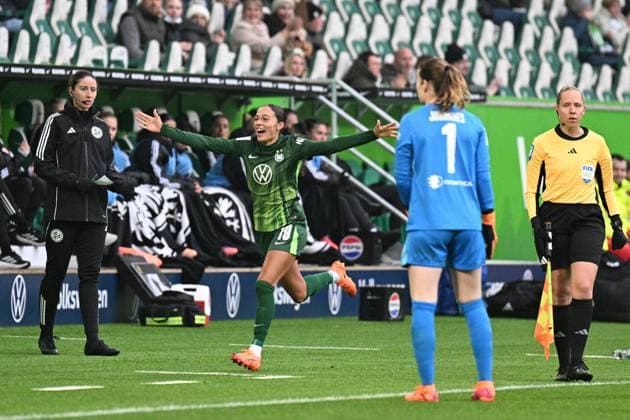 Fußball I Frauen I Saison 2025-2026 I Bundesliga I 10. Spieltag I VfL Wolfsburg - Eintracht Frankfurt I 08.11.2025 Torjubel Kessya Bussy (19, VfL Wolfsburg) nach ihrem Tor zum 1:0 Freisteller, Nahaufnahme, Porträt, Portrait, Einzelfoto, Einzelbild, Körper Wolfsburg Volkswagen Arena Niedersachsen Deutschland Copyright: xLobeca InesxHähnelx