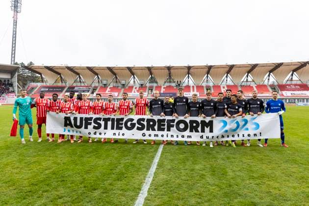 Regionalliga Nordost: FC Rot-Weiß Erfurt vs. FSV Zwickau; Erfurt; 08.11.2025 Aufstiegsreform 2025 FC Rot-Weiß Erfurt und FSV Zwickau Regionalliga Nordost: FC Rot-Weiß Erfurt vs. FSV Zwickau; Steigerwaldstadion Erfurt; 08.11.2025 Copyright: xBEAUTIFULxSPORTS Duehringx