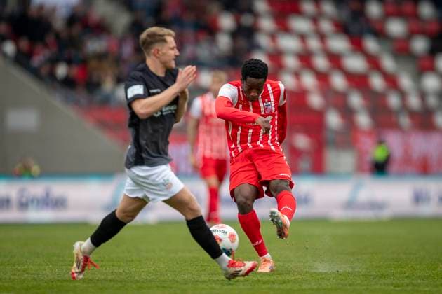 GER, Erfurt, Fußball, Regionalliga Nordost, 15. Spieltag, FC Rot-Weiss Erfurt vs. FSV Zwickau im Bild v.l.: Benjika Caciel (FC Rot-Weiß Erfurt 08), Torschuss 08.11.2025, Steigerwaldstadion Erfurt DFB REGULATIONS PROHIBIT ANY USE OF PHOTOGRAPHS AS IMAGE SEQUENCES AND OR QUASI-VIDEO, Copyright: HMBxMedia PaulxFritz