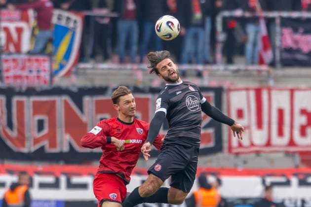Ingolstadt, Deutschland 08. November 2025: 3. Liga - 2025 2026 - FC Ingolstadt 04 vs. Rot-Weiss Essen Im Bild: v. li. im Zweikampf Julian Kügel Kuegel (FCI) und Jose-Enrique Rios-Alonso (RWE) DFB regulations prohibit any use of photographs as image sequences and or quasi-video Audi Sportpark Bayern Copyright: xFotostandx xSchäferx