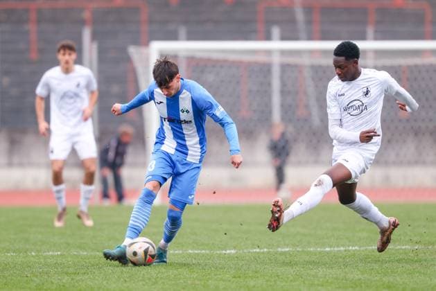 Eduard Heckmann (23, FV Illertissen) und Marc Sodji (27, TSV Schwaben Augsburg) beim Spiel zwischen TSV Schwaben Augsburg v FV Illertissen, Fußball, Herren, Regionalliga Bayern, 2025 2026, 17.Spieltag am 08.11.2025 in Augsburg, Rosenaustadion. Bayern Deutschland