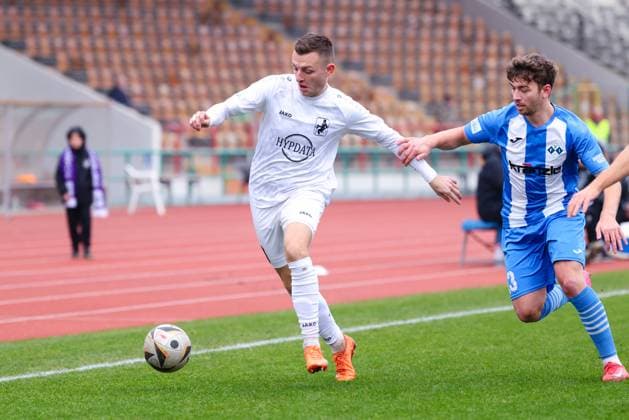 Lukas Ramser (10, TSV Schwaben Augsburg) und Daniel Hausmann (13, FV Illertissen) beim Spiel zwischen TSV Schwaben Augsburg v FV Illertissen, Fußball, Herren, Regionalliga Bayern, 2025 2026, 17.Spieltag am 08.11.2025 in Augsburg, Rosenaustadion. Bayern Deutschland