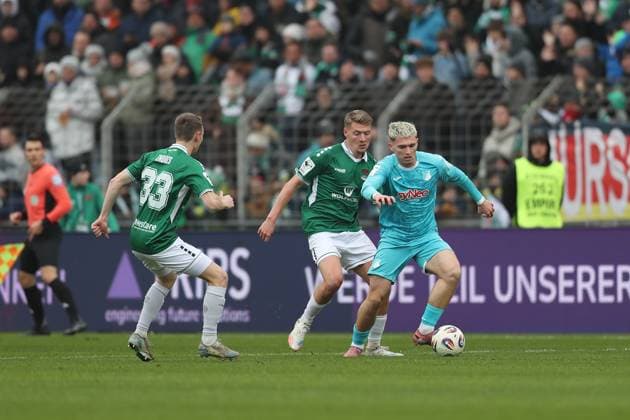 Paul Hennrich Paul Hennrich ( 11, TSG Hoffenheim II) im Duell mit Pius Johannes Krätschmer ( 23, 1. FC Schweinfurt 1905) und Joshua Endres ( 33, 1. FC Schweinfurt 1905), DFL DFB REGULATES PROHIBIT ANY USE OF PHOTOGRAPHS AS IMAGE SEQUENCES AND OR QUASI-VIDEO Schweinfurt Sachs-Stadion Bayern Deutschland