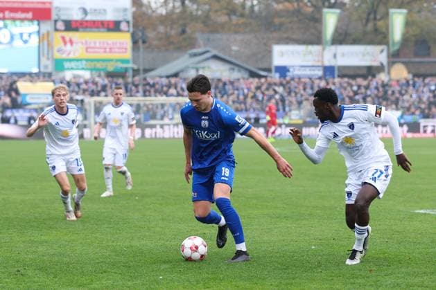 08.11.2025, Fussball, Herren, Regionalliga Nord, 18. Spieltag, SV Meppen - BSV Kickers Emden Emanuel Adou (weiß 27 BSV Kickers Emden) im Zweikampf mit Luis Sprekelmeyer (19 SV Meppen)