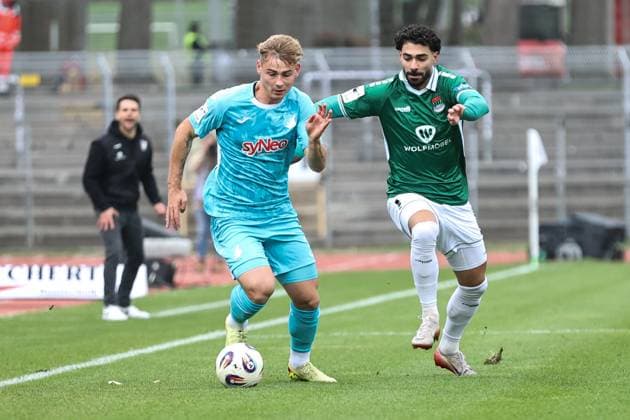 08. November 2025, Fussball, Herren, Dritte Liga, 14. Spieltag 3. Liga Saison 2025 2026: FC Schweinfurt 05 - TSG 1899 Hoffenheim II Von links: Florian Bähr (TSG 1899 Hoffenheim II, 39) gegen Ekin Celebi (FC Schweinfurt 05, 11) Schweinfurt Riedel Bau Arena im Sachs-Stadio Bayern Unterfranken Deutschland