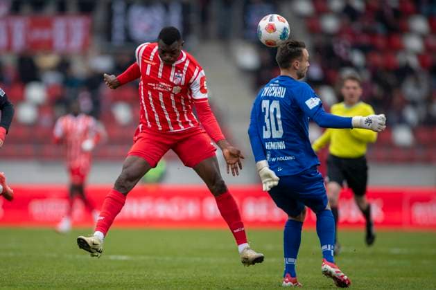 GER, Erfurt, Fußball, Regionalliga Nordost, 15. Spieltag, FC Rot-Weiss Erfurt vs. FSV Zwickau im Bild v.l.: Obed Chidindu Ugondu (FC Rot-Weiß Erfurt 13), Lucas Hiemann (FSV Zwickau 30), Duell nach Abschlag vom Torwart 08.11.2025, Steigerwaldstadion Erfurt DFB REGULATIONS PROHIBIT ANY USE OF PHOTOGRAPHS AS IMAGE SEQUENCES AND OR QUASI-VIDEO, Copyright: HMBxMedia PaulxFritz