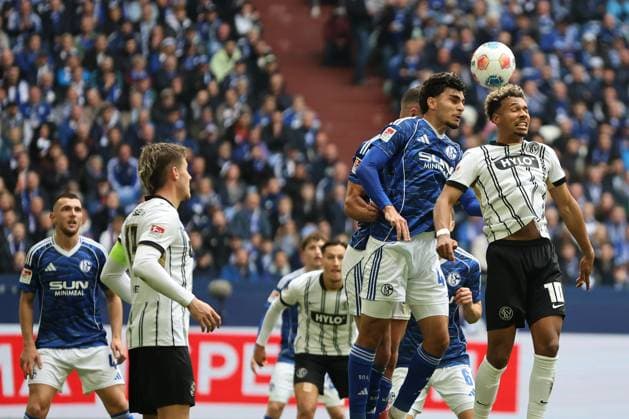 Mertcan Ayhan (FC Schalke 04) und Bambase Conte (SV 07 Elversberg) beim Spiel der 2. Bundesliga (Saison 2025 26) FC Schalke 04 - SV 07 Elversberg Copyright: Thomas Pakusch