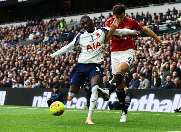 Harry Maguire of Manchester United, ManU and Randal Kolo Muai of Tottenham Hotspur Tottenham Hotspur v Manchester United, Premier League, Football, Tottenham Hotspur Stadium, London, UK - 08 Nov 2025London Tottenham Hotspur Stadium United Kingdom EDITORIAL USE ONLY No use with unauthorised audio, video, data, fixture lists, club league logos or live services. Online in-match use limited to 120 images, no video emulation. No use in betting, games or single club league player publications. Copyright: xMichaelxZemanek Shutterstockx 15701605n