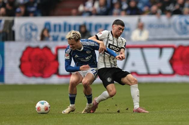 Finn Porath (FC Schalke 04) und Tom Zimmerschied (SV 07 Elversberg) beim Spiel der 2. Bundesliga (Saison 2025 26) FC Schalke 04 - SV 07 Elversberg Copyright: Thomas Pakusch