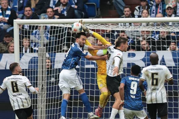 Bambase Conte (SV 07 Elversberg) kann den BAll noch abwehren beim Spiel der 2. Bundesliga (Saison 2025 26) FC Schalke 04 - SV 07 Elversberg Copyright: Thomas Pakusch