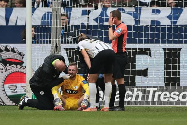 Nicolas Kristof (SV 07 Elversberg) muss wegen einer Verletzung behandelt werden beim Spiel der 2. Bundesliga (Saison 2025 26) FC Schalke 04 - SV 07 Elversberg Copyright: Thomas Pakusch