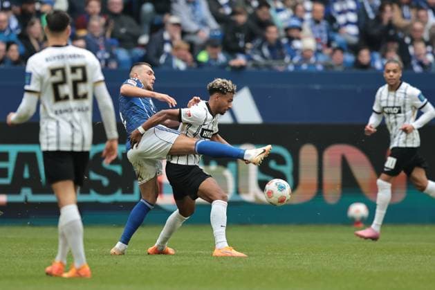 Hasan Kurucay (FC Schalke 04) und Bambase Conte (SV 07 Elversberg) beim Spiel der 2. Bundesliga (Saison 2025 26) FC Schalke 04 - SV 07 Elversberg Copyright: Thomas Pakusch