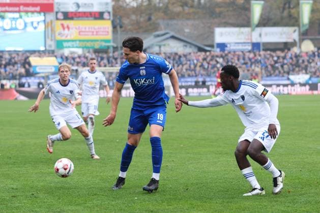 08.11.2025, Fussball, Herren, Regionalliga Nord, 18. Spieltag, SV Meppen - BSV Kickers Emden Emanuel Adou (weiß 27 BSV Kickers Emden) im Zweikampf mit Luis Sprekelmeyer (19 SV Meppen)