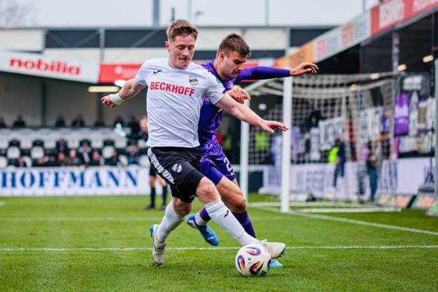 v.l. Dennis Waidner (SC Verl, 08), Jannic Ehlers (FC Erzgebirge Aue, 24) im Zweikampf GER, SC Verl vs. FC Erzgebirge Aue, Fussball, 3. Liga, 14. Spieltag, Spielzeit 2025 2026, 08.11.2025 DFL Regulations prohibit any use of photographers as image sequences and or quasi-video. GER, SC Verl vs. FC Erzgebirge Aue, Fussball, 3. Liga, 14. Spieltag, Spielzeit 2025 2026, 08.11.2025 Verl Copyright: xEibner-Pressefoto JanxRollingerx EP_JSK