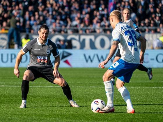 Dennis Chessa (SSV Ulm 1846, 11) im Zweikampf mit Viktor Bergh (FC Hansa Rostock, 33), GER, SSV Ulm 1846 vs. FC Hansa Rostock, Fussball, DFB-Pokal, 1. Runde, Spielzeit 2025 2026, 08.11.2025, DFB DFL regulations prohibit any use of photographs as image sequences and or quasi-video. GER, SSV Ulm 1846 vs. FC Hansa Rostock, Fussball, DFB-Pokal, Spielzeit 2025 2026, 08.11.2025 Ulm Copyright: xMichaelxSchmidt Eibner-Pressefotx EP_MST