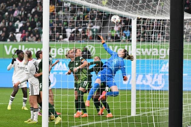 Fußball I Frauen I Saison 2025-2026 I Bundesliga I 10. Spieltag I VfL Wolfsburg - Eintracht Frankfurt I 08.11.2025 Stina Johannes (1, VfL Wolfsburg) klärt den Eckball auf der Linie Wolfsburg Volkswagen Arena Niedersachsen Deutschland Copyright: xLobeca InesxHähnelx