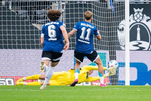 08.11.2025 - Fußball, 2025 2026, 2. Bundesliga, 12. Spieltag, DSC Arminia Bielefeld - Karlsruher SC: (R) Joel Grodowski (Bielefeld) macht das Tor zum 1:0 per Elfmeter vor (M) Hans Christian Bernat (Karlsruhe) DFL REGULATIONS PROHIBIT ANY USE OF PHOTOGRAPHS AS IMAGE SEQUENCES AND OR QUASI-VIDEO.