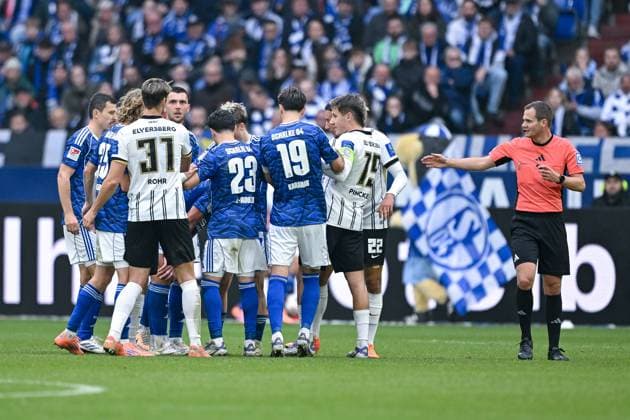08.11.2025, Fussball, 2. Bundesliga, Saison 2025 2026, 12. Spieltag, FC Schalke 04 - SV Elversberg, Rudelbildung, xRHR-FOTO YYx Copyright: KROEGER RHR-FOTOx RHR-FOTO YY
