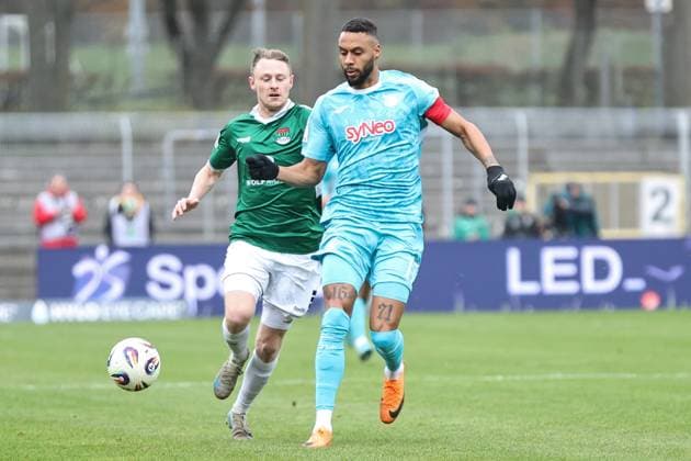 08. November 2025, Fussball, Herren, Dritte Liga, 14. Spieltag 3. Liga Saison 2025 2026: FC Schweinfurt 05 - TSG 1899 Hoffenheim II Von links: Joshua Endres (FC Schweinfurt 05, 33) gegen Ruben Reisig (TSG 1899 Hoffenheim II, 17) Schweinfurt Riedel Bau Arena im Sachs-Stadio Bayern Unterfranken Deutschland