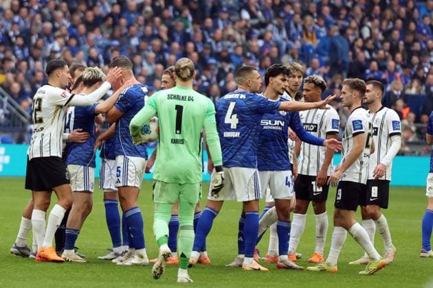 08.11.2025, xrekx, Fussball 2.Bundesliga, FC Schalke 04 - SV Elversberg v.l. Younes Ebnoutalib (SV 07 Elversberg) Nikola Katic (FC Schalke 04) verletzt, Verletzung, Schmerz, Schmerzen, injured, injury, pain, pains (DFL DFB REGULATIONS PROHIBIT ANY USE OF PHOTOGRAPHS as IMAGE SEQUENCES and or QUASI-VIDEO) Gelsenkirchen