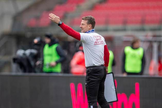GER, Erfurt, Fußball, Regionalliga Nordost, 15. Spieltag, FC Rot-Weiss Erfurt vs. FSV Zwickau im Bild v.l.: Rico Schmitt (Trainer FSV Zwickau), mit Taktiktafel und Stift 08.11.2025, Steigerwaldstadion Erfurt DFB REGULATIONS PROHIBIT ANY USE OF PHOTOGRAPHS AS IMAGE SEQUENCES AND OR QUASI-VIDEO, Copyright: HMBxMedia PaulxFritz