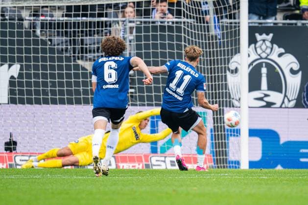 08.11.2025 - Fußball, 2025 2026, 2. Bundesliga, 12. Spieltag, DSC Arminia Bielefeld - Karlsruher SC: (R) Joel Grodowski (Bielefeld) macht das Tor zum 1:0 per Elfmeter vor (M) Hans Christian Bernat (Karlsruhe) DFL REGULATIONS PROHIBIT ANY USE OF PHOTOGRAPHS AS IMAGE SEQUENCES AND OR QUASI-VIDEO.