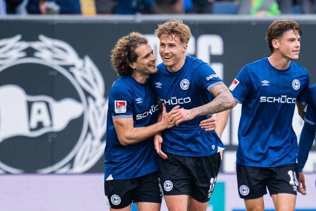 08.11.2025 - Fußball, 2025 2026, 2. Bundesliga, 12. Spieltag, DSC Arminia Bielefeld - Karlsruher SC: (M) Joel Grodowski (Bielefeld) jubelt nach seinem Tor zum 1:0 mit (L) Mael Corboz (Bielefeld) DFL REGULATIONS PROHIBIT ANY USE OF PHOTOGRAPHS AS IMAGE SEQUENCES AND OR QUASI-VIDEO.