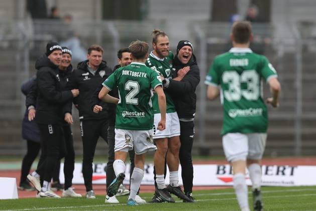 Kristian Böhnlein Kristian Böhnlein ( 13, 1. FC Schweinfurt 1905) und Michael Gehret (Athletik-Trainer, 1. FC Schweinfurt 1905), Torjubel nach dem 1:0, DFL DFB REGULATES PROHIBIT ANY USE OF PHOTOGRAPHS AS IMAGE SEQUENCES AND OR QUASI-VIDEO Schweinfurt Sachs-Stadion Bayern Deutschland