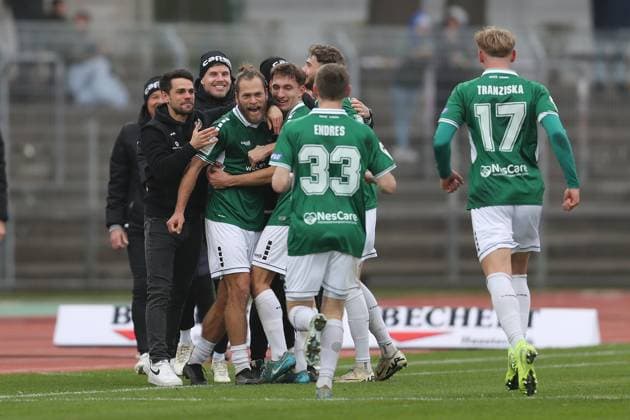 Kristian Böhnlein Kristian Böhnlein ( 13, 1. FC Schweinfurt 1905) und der 1. FC Schweinfurt 1905 bejubeln das 1:0, DFL DFB REGULATES PROHIBIT ANY USE OF PHOTOGRAPHS AS IMAGE SEQUENCES AND OR QUASI-VIDEO Schweinfurt Sachs-Stadion Bayern Deutschland
