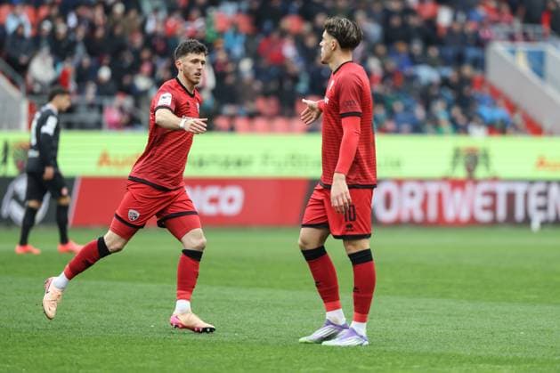 3. Liga; FC Ingolstadt 04 - Rot-Weiss Essen; bedankt sich Linus Rosenlöcher (19, FCI) Dennis Kaygin (10, FCI) 3. Liga - FC Ingolstadt 04 Saison 2025 2026 Rot-Weiss Essen RWE