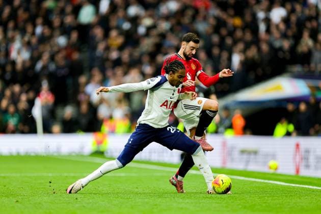Tottenham Hotspur v Manchester United, ManU Premier League 08 11 2025. Djed Spence (24) of Tottenham Hotspur tussles with Bruno Fernandes (8) of Manchester United during the Premier League match between Tottenham Hotspur and Manchester United at Tottenham Hotspur Stadium, London, United Kingdom on 8 November 2025. Editorial use only DataCo restrictions apply See www.football-dataco.com , Copyright: xNigelxKeenex PSI-23192-0033