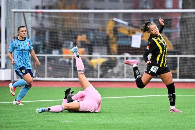 STOCKHOLM, SWEDEN 20251108 Djurgarden s goalkeeper Anna Aurora Koivunen and Häcken s Felicia Schröder during Saturday s soccer match in the women s league between Djurgarden and BK Häcken FF at Kristineberg s IP 1. STOCKHOLM SWEDEN x10030x