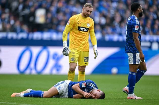 08.11.2025, Fussball, 2. Bundesliga, Saison 2025 2026, 12. Spieltag, FC Schalke 04 - SV Elversberg, Hasan Kurucay (FC Schalke 04) liegt am Boden, xRHR-FOTO YYx Copyright: KROEGER RHR-FOTOx RHR-FOTO YY