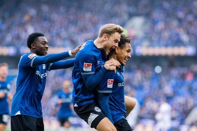 08.11.2025 - Fußball, 2025 2026, 2. Bundesliga, 12. Spieltag, DSC Arminia Bielefeld - Karlsruher SC: (R) Monju Momuluh (Bielefeld) jubelt nach seinem Tor zum 3:0 mit (L-M) Benjamin Boakye (Bielefeld), Tim Handwerker (Bielefeld) DFL REGULATIONS PROHIBIT ANY USE OF PHOTOGRAPHS AS IMAGE SEQUENCES AND OR QUASI-VIDEO.