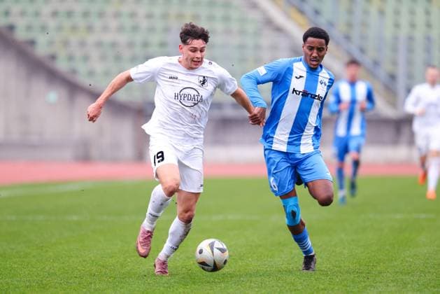 Mark Radoki (19, TSV Schwaben Augsburg) und Namrud Embaye (6, FV Illertissen) beim Spiel zwischen TSV Schwaben Augsburg v FV Illertissen, Fußball, Herren, Regionalliga Bayern, 2025 2026, 17.Spieltag am 08.11.2025 in Augsburg, Rosenaustadion. Bayern Deutschland